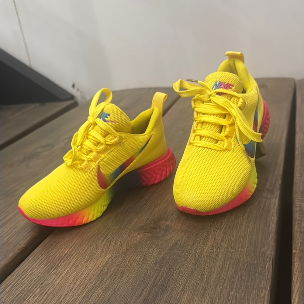 Nike Yellow Athletic Shoes Lightweight Breathable Design